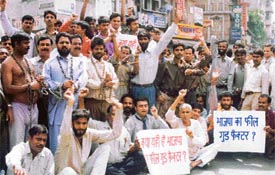 Akhil Bharatiya Hindu Suraksha Samiti workers stage a dharna against the BJP �feel good factor�