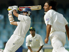 Yuvraj Singh pulls Shoaib Akhtar 