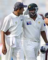 nil Kumble and Pakistan captain Inzamam-ul-Haq, hold each other