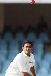 Anil Kumble throws a ball to wicketkeeper Parthiv Patel 