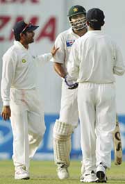 Sachin Tendulkar and Rahul Dravid try to pacify a fuming Inzamam
