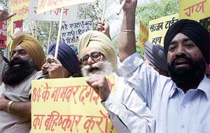 Members of the Rashtriya Sikh Manch demonstrate near Congress President Sonia Gandhi�s residence in New Delhi