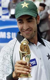 Umar Gul displays his man-of-the-match trophy during the awards ceremony after the second Test match between India and Pakistan