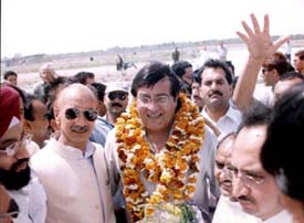 Mr Vinod Khanna, Minister of State for External Affairs, is received by BJP leaders and Civil Aviation officials at Pathankot on Friday.