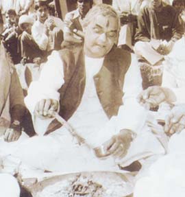 Atal Bihari Vajpayee performs a yajna