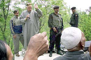 Chief patron of National Conference and former Chief Minister Farooq Abdullah addressing supporters at a road show at Nunnar at Budgam District