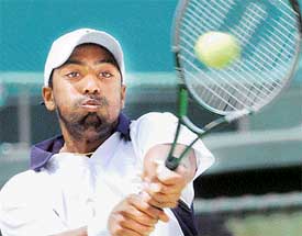 Prakash Amritraj of India returns the ball against Japan�s Takao Suzuki during his reverse single's match at the Davis Cup in Osaka