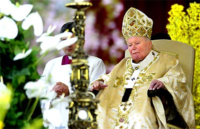 Pope John Paul II leads the Easter Sunday Mass at Saint Peter's Square in Vatican 