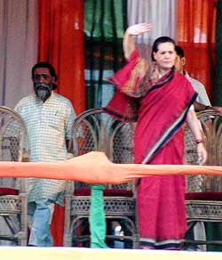Congress President Sonia Gandhi and Jharkhand Mukti Morcha chief Sibu Soren at an election meeting in Ranchi