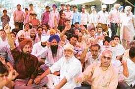 Residents of Kucha No. 16 hold a dharna over insanitary conditions prevailing in the area in Ludhiana