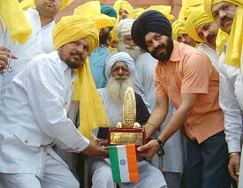 Mr Maniderjit Singh Bitta, president, All-India Anti-terrorist Front, honours Baba Shangara Singh, an eyewitness of the Jallianwala Bagh Massacre at Jallianwala Bagh, Amritsar