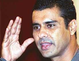 Waqar Younis, former Pakistan cricket team captain, announces his retirement