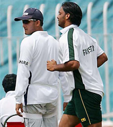 Pakistani pace bowler Shoaib Akhtar jogs as Indian skipper Sourav Ganguly looks on during a training session on the eve of the third and final Test match at Pindi Stadium