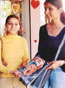 Bags with cartoon characters and tassels are in vogue