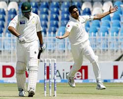 Ashish Nehra celebrates after taking the wicket of Pakistan captain Inzamam-ul-Haq 