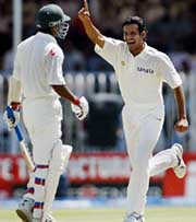 Irfan Pathan rejoices after taking the wicket of Yousuf Youhana