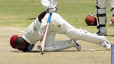 Brian Lara kisses the pitch after reaching 384
