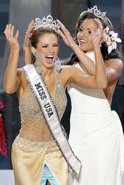 Miss USA 2004 Shandi Finnessey from Missouri receives the crown from her predecessor Susie Castillo 