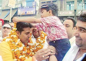 Manish Tewari, MP and Congress candidate from Ludhiana, being welcomed by residents of Field Ganj