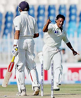 Shoaib Akhtar exults after castling VVS Laxman 