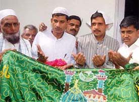 Congress candidate from East Delhi and son of Delhi chief minister Shiela Dixit, Sandeep, performs dua before sending a chader to Ajmer Sharif