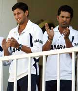 Sachin Tendulkar and Ajit Agarkar applaud Rahul Dravid