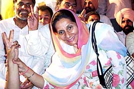 Patiala Congress candidate Preneet Kaur makes the victory sign at a public meeting in Patiala