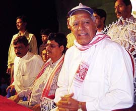 Film star Dara Singh campaigns for Dr Bhupen Hazarika (not in pic) in Guwahati. 