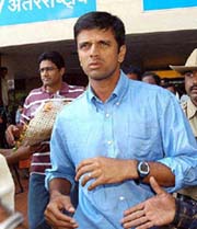 Vice-captain Rahul Dravid and ace spinner Anil Kumble are greeted by fans after their arrival in Bangalore