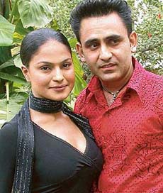 Pakistani actress Veena Malik and Punjabi singer Sarabjit Cheema, who are playing lead roles in "Pind di Kudi", the first Indo-Pak film