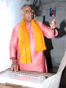 External Affairs Minister Yashwant Sinha casts his vote at the Hazaribagh polling booth during the first phase of Lok Sabha elections on Tuesday. 