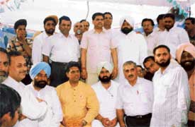 Congress candidate from Ludhiana Manish Tiwari flnaked by Minister of State for Jails Milkiat Singh Birmi and Mayor Nahar Singh Gill at a function in Ward Number 4