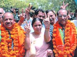 BJP candidate from South Delhi Vijay Kumar Malhotra with his wife and Dr Harsh Vardhan