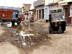 The worst roads are within the municipal limits of towns. This patch is on the Sher Shah Suri Road near the residence of the Mayor of Amritsar. 