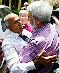 Israeli nuclear whistleblower Mordechai Vanunu (left) hugs British journalist Peter Hounam 