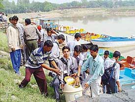Students of DAV School, Sector 8, Chandigarh, pick up garbage around Sukhna Lake on Earth Day 