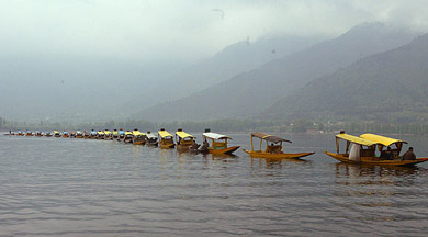 Kashmiris row boats across Dal Lake