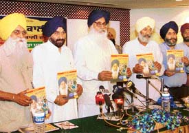 SAD president Parkash Singh Badal accompanied by senior leader releasing the party manifesto promising free water and electricity to farmers 