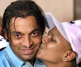 Shoaib Akhtar gets a kiss from a young cancer patient during his visit to a hospital in Mumbai