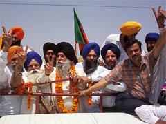 The SAD-BJP candidate, Capt Kanwaljit Singh, former SGPC President Kirpal Singh Badungar, Mr Prem Singh Chandumajra and Mr Harmel Singh Tohra at a rally in Patiala