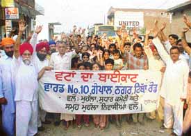 Residents of Ward No. 10, Gopal Nagar, who have decided to boycott the parliamentary election