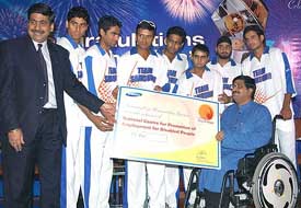 Team Samsung leader Rahul Dravid with other Indian team members