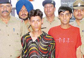 Chain snatchers Varinder Singh and Amandeep Singh in police custody in Chandigarh