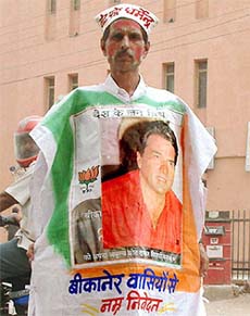 Mangi Lal Sharma, a resident of Pune, campaigns for Dharmendra, Bollywood actor and BJP candidate for the Bikaner Lok Sabha constituency, in Bikaner