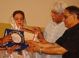 Begum Bushra Rehman receives the Sahir Award from Mr Rakesh Bharti Mittal and Mr Kewal Dhir at a mushaira 