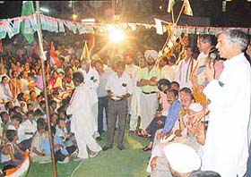 Congress candidate Pawan Kumar Bansal addresses an election rally at Palsora complex in Chandigarh