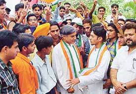 Students of Panjab University with Congress candidate Pawan Kumar Bansal in Chandigarh
