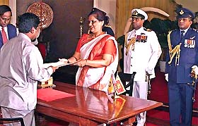 Sri Lankan President Chandrika Kumaratunga gets oaths from Anura Kumara Dissanayakev 
