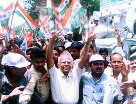Ram Jethmalani, Congress-supported Independent candidate from the Lucknow Lok Sabha constituency campaigns