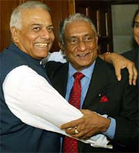 Indian Foreign Minister Yashwant Sinha hugs his Sri Lankan counterpart Lakshman Kadirgamar 